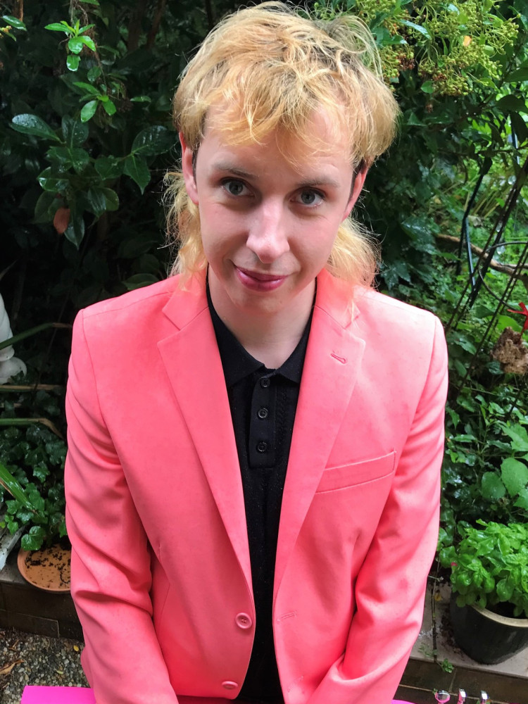 Este Kirchhoff in einem pinken Blazer