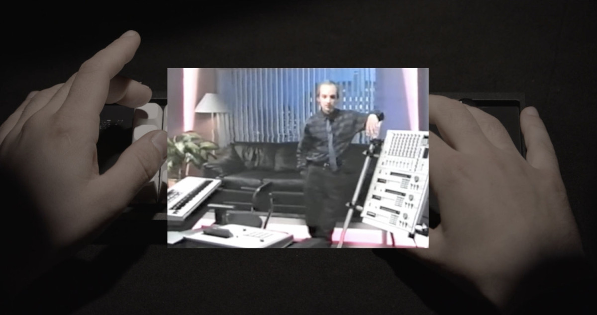 Ein Musiker im Anzug auf einem Tablet-Bildschirm