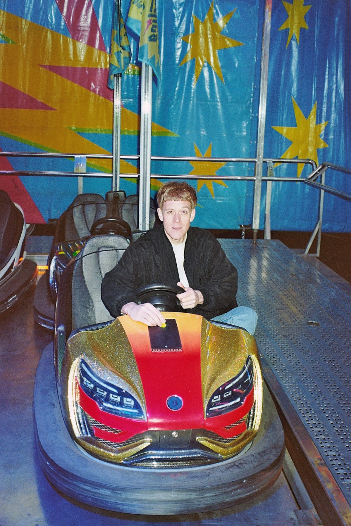 Eine Person in einem Auto-Scooter