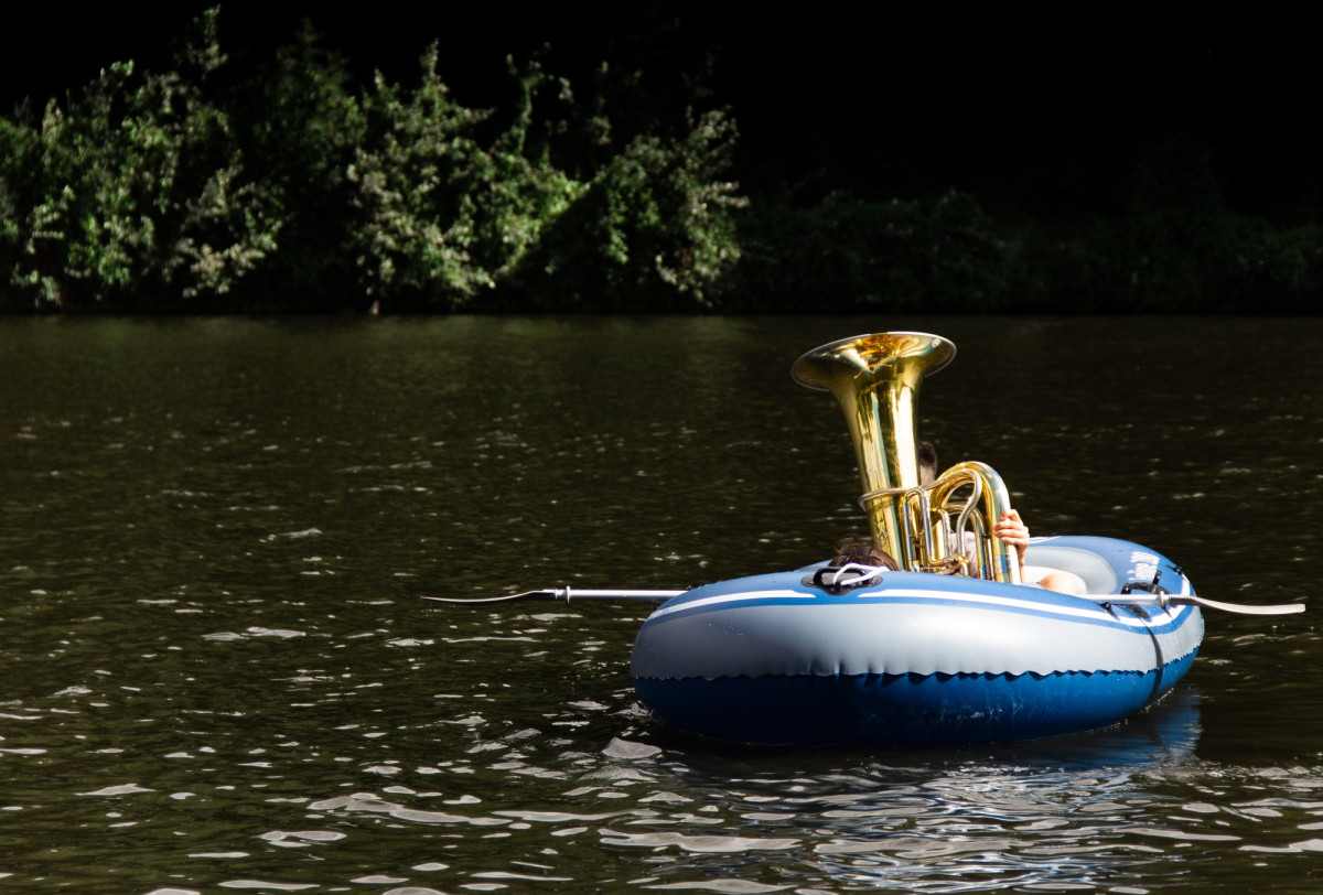 Eine Posaune im Schlauchboot