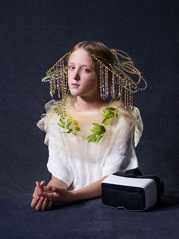 EIn Mädchen mit Kopfschmuck neben einer VR-Brille