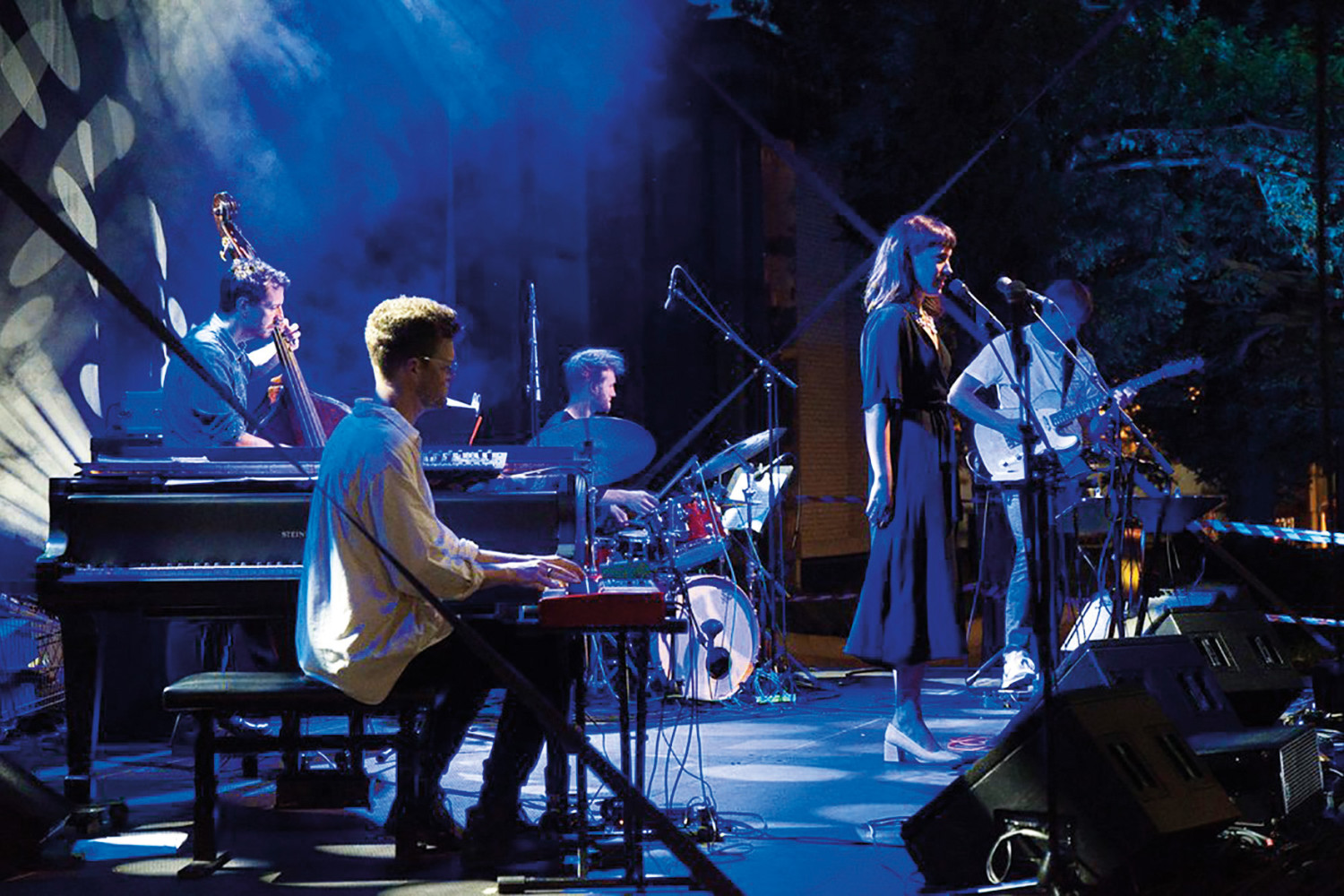Band auf einer Bühne