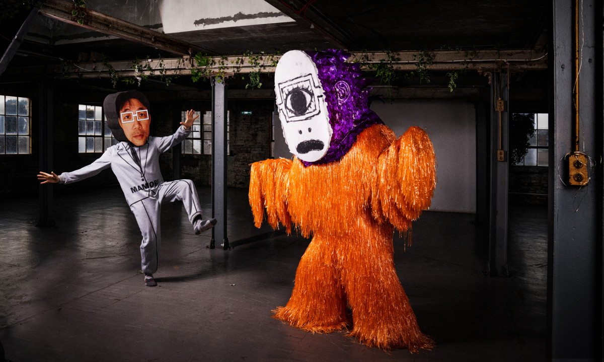 Ein Mensch im Menschenkostüm und ein Mensch im Monsterkostüm