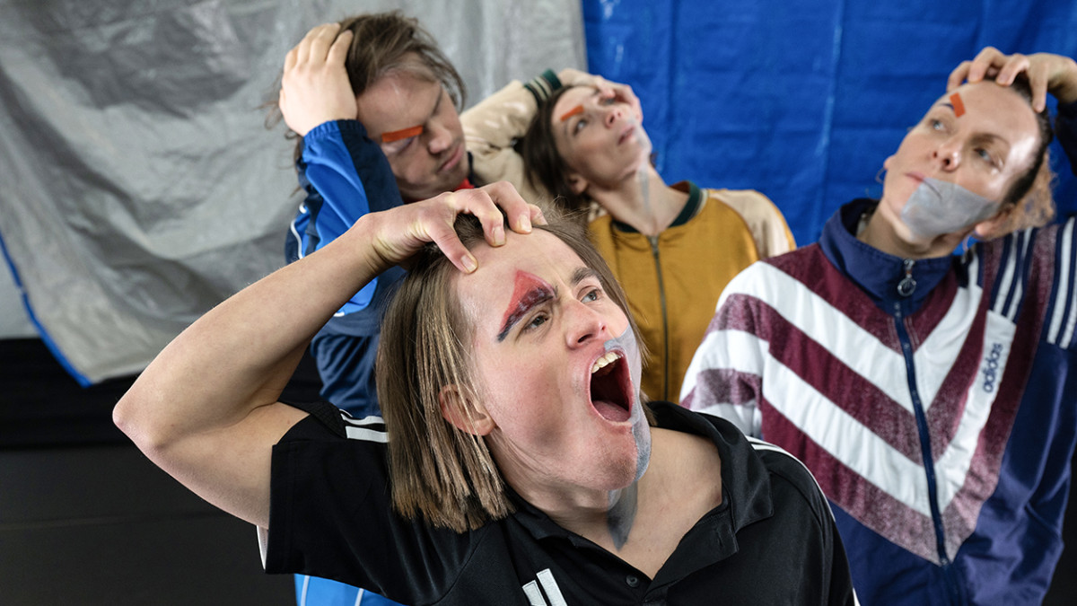 4 Performerinnen in Trainingsanzügen